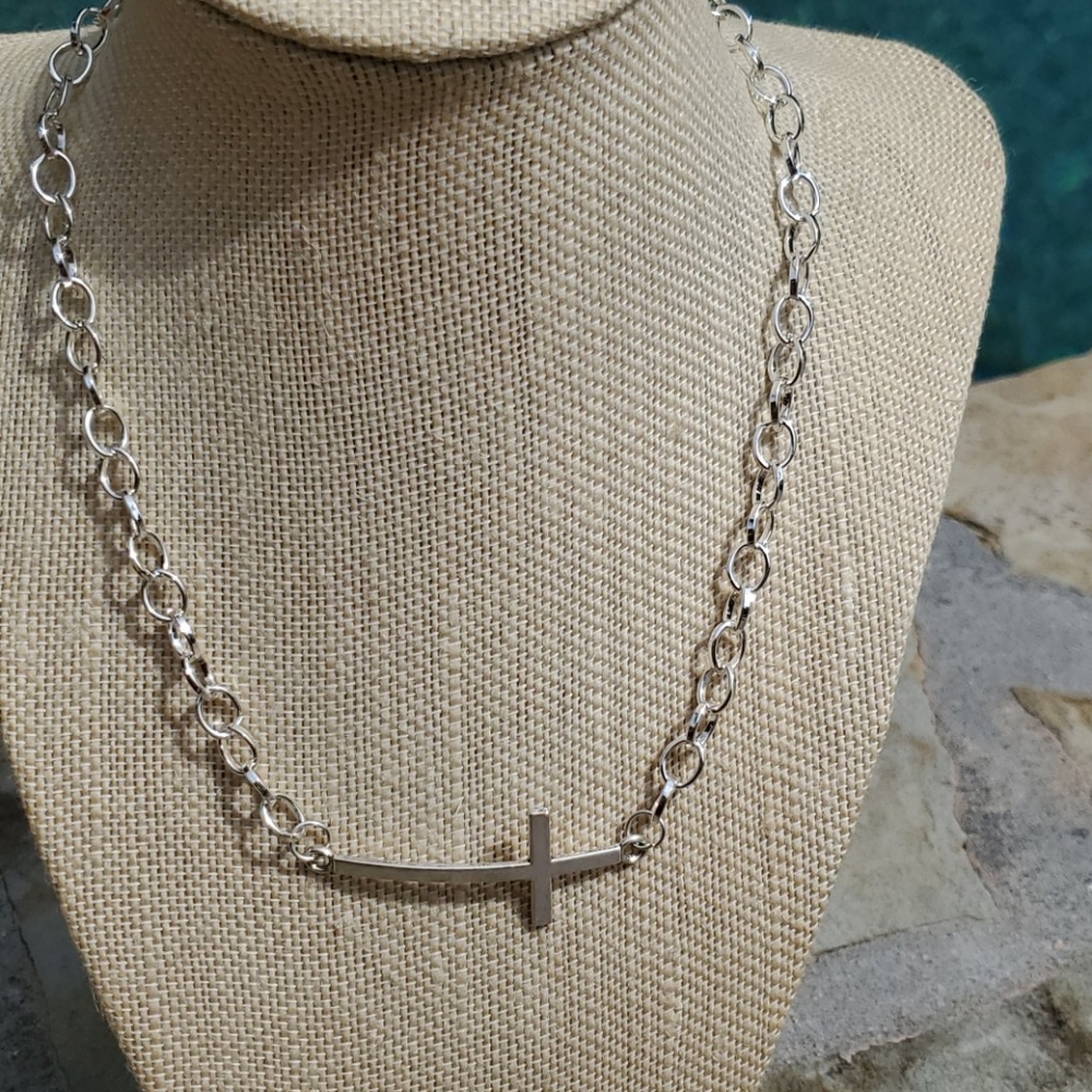 Silver plated necklace with Cross charm.
